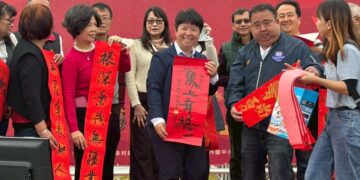 影音/田尾鄉馬上發財大師揮毫 現場烤乳豬與鄉親一起飽足迎新年