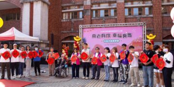 銀髮龍神威震全場！南老長輩舞動新春，攜手社區「幸福奔馬」 許慧麗主任領軍展活力，結合揮毫開運、闖關遊戲及冬服採購，百人歡騰迎赤馬