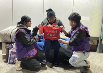 歲末送暖迎立春 義守大學學生夜訪弱勢送年禮　力挺人安寒士吃飽30