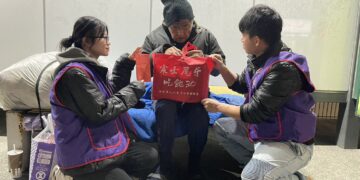 歲末送暖迎立春 義守大學學生夜訪弱勢送年禮　力挺人安寒士吃飽30