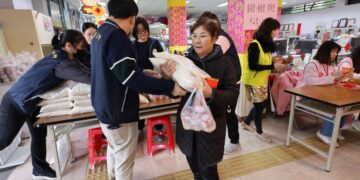 寒冬送暖  羅東鎮公所與民間合作發放弱勢家戶春節慰問金