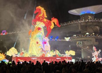 「勁馬奔騰」震撼登場!侯友宜點亮 15 米紅寶馬主燈 新北燈會 3 天狂吸 150 萬人