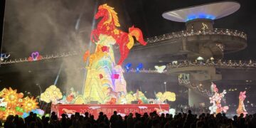 「勁馬奔騰」震撼登場!侯友宜點亮 15 米紅寶馬主燈 新北燈會 3 天狂吸 150 萬人