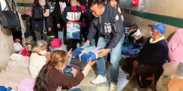 林美燕年前愛心送暖　與接班人葉翰勳偕善團慰問街友60人