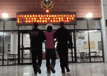 男子連丟7汽油彈燒車又搶超商 警到場壓制逮人