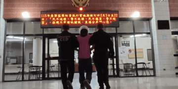 男子連丟7汽油彈燒車又搶超商 警到場壓制逮人