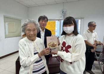 醫師母子送暖迎新年　81盒年菜為屏東弱勢家庭加菜添幸福