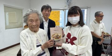 醫師母子送暖迎新年　81盒年菜為屏東弱勢家庭加菜添幸福
