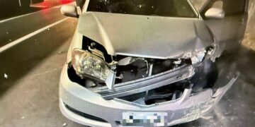 大坪頂自小客因貨運曳引車掉落砂石打滑自撞　林園警迅速到場處置排除