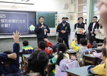 開學日黃偉哲視察宣導校園防疫及通學安全　籲落實「巡、倒、清、刷」