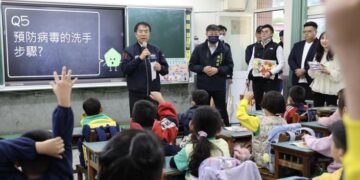 開學日黃偉哲視察宣導校園防疫及通學安全 籲落實「巡、倒、清、刷」