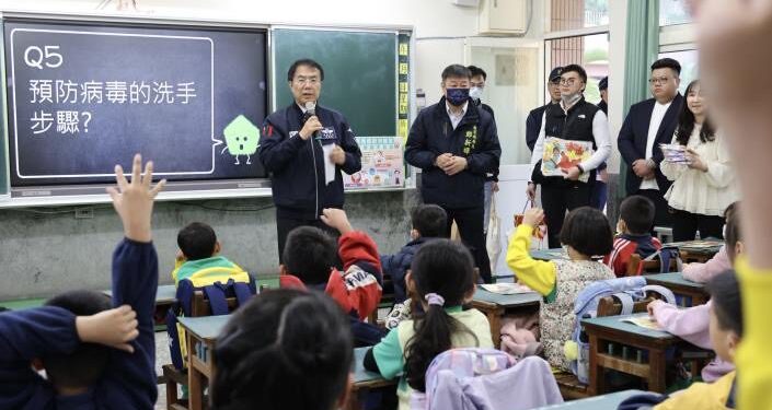 開學日黃偉哲視察宣導校園防疫及通學安全　籲落實「巡、倒、清、刷」