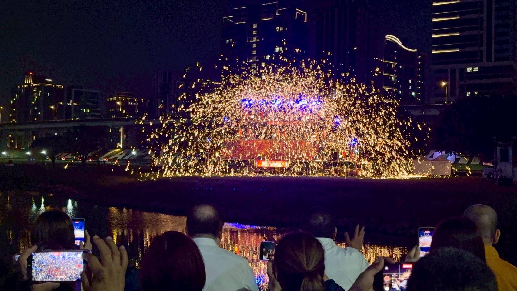 「勁馬奔騰」震撼登場！侯友宜點亮 15 米紅寶馬主燈     新北燈會 3 天狂吸 150 萬人