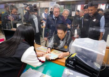 行政院重啟公地放領 首批土地所有權狀發放