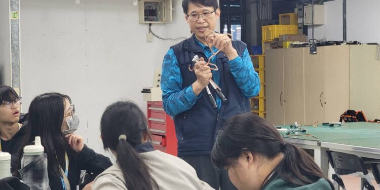 中彰投分署一日職訓體驗强化技能認知  女生實作冷凍空調成「嬌點」