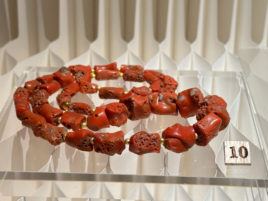 北投文物館今年首先推出「珠璣—串起文明的珠飾特展」展期即日起起-7/26-展品紅珊瑚串珠。(圖/記者林均和攝)