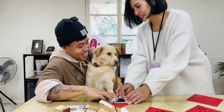 毛孩變身春聯主角！淡水古蹟博物館首推「掌印斗方」DIY     打造最萌新春裝飾