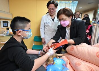 王惠美關懷住院病童   親自發放紅包送上歡樂跳跳馬提燈陪伴過新年