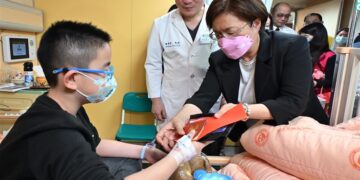 王惠美關懷住院病童   親自發放紅包送上歡樂跳跳馬提燈陪伴過新年