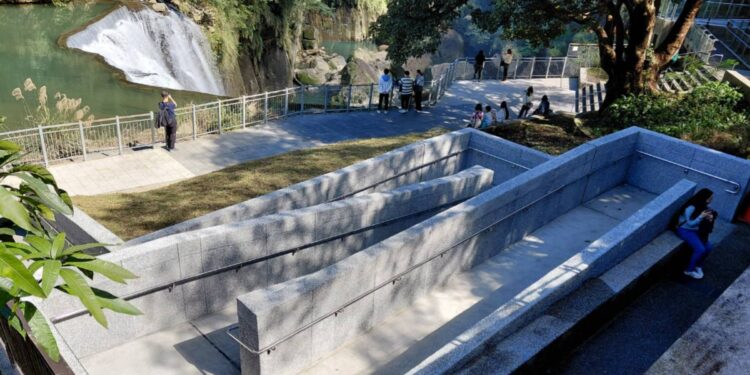 賞瀑布不設限！十分瀑布公園無障礙通道啟用     輪椅、娃娃車輕鬆直達
