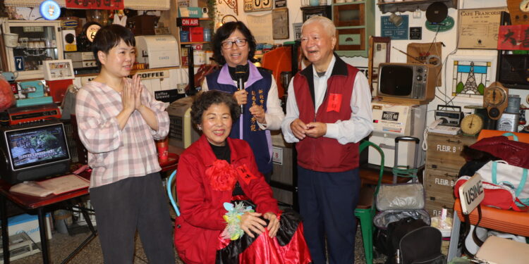 據點同學變老伴！板橋這對長輩歷經考驗修成正果     許秀能：據點就是最暖的家