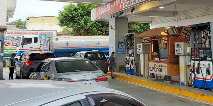 國內新油價有跌有漲 2/9起汽油降0.2元 柴油漲0.3元